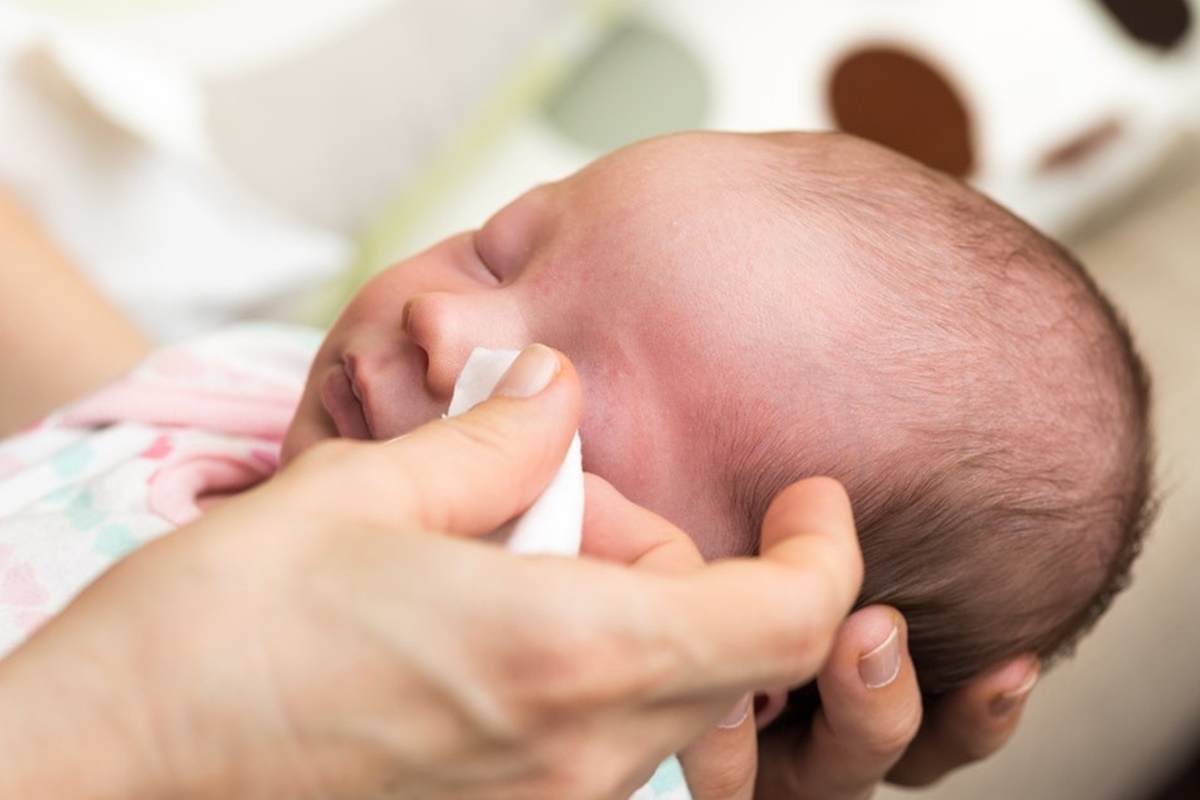 Bebeklerde Göz Temizliği Nasıl Yapılır? 