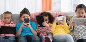 Çocuğunuza Yemek Yedirirken Teknoloji İle Oyalamayın